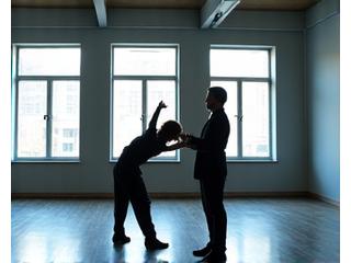 Especialista en movimiento guiando a un alumno en expresión corporal y danza teatral.