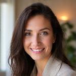 Ana Romero, con expresión comunicativa y cálida, en un atril