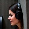 Ana Pérez, actriz de doblaje, con auriculares en estudio