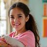 María Fernández, madre de una alumna de teatro infantil, junto a su hija sonriente