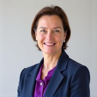 Retrato profesional de Carmen López, especialista en voz y dicción, con un gesto de atención.